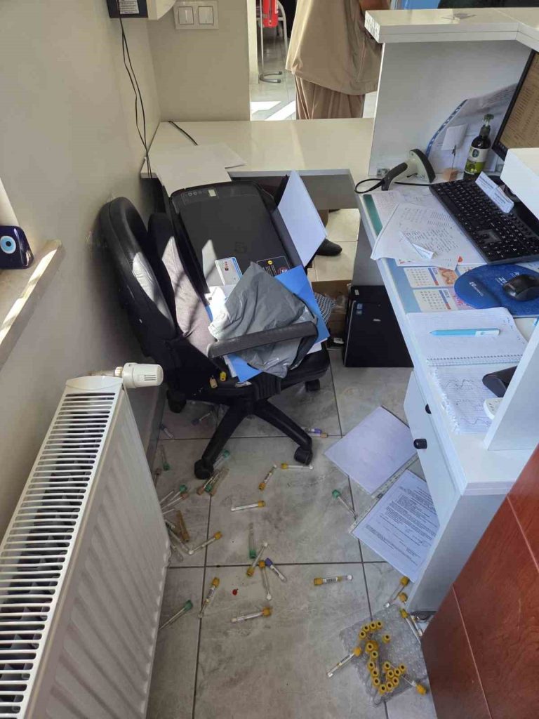 Bağcılar’da bir kişi Aile Sağlığı Merkezi’nde fazla beklediğini iddia edip etrafı dağıttı