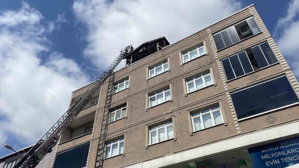 Bayrampaşa’da 4 katlı binanın çatısı alevlere teslim oldu