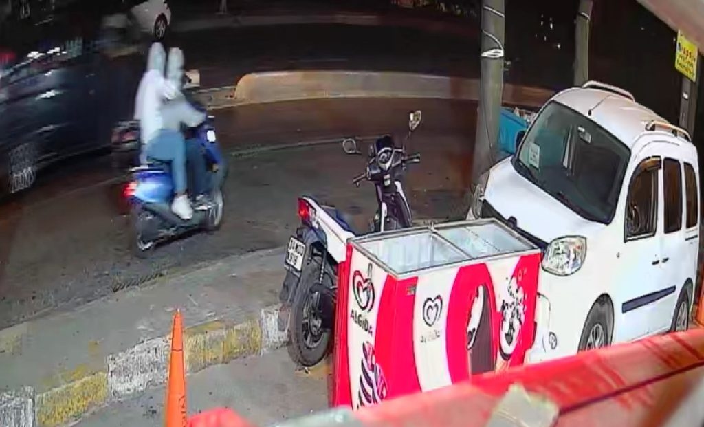 Beyoğlu’nda motosikletli saldırganlar marketi kurşunladı