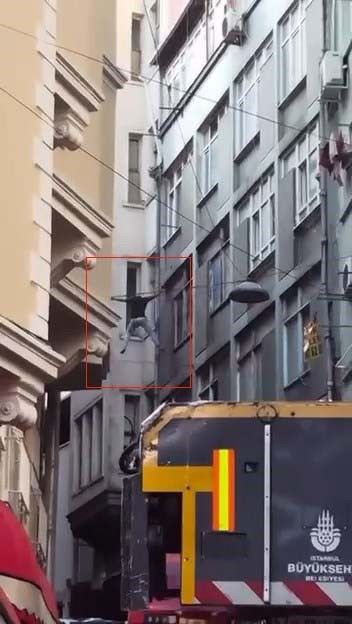 Beyoğlu’nda yürekleri ağza getiren anlar: Elektrik tellerinden açılan hava minderine düştü