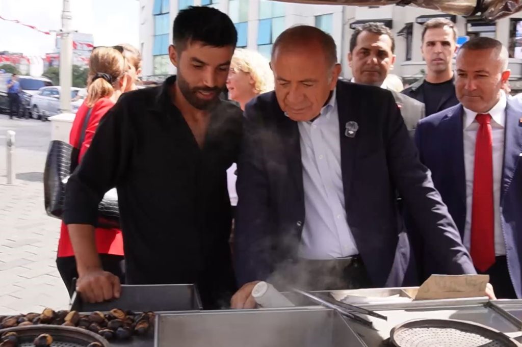 CHP İstanbul İl Başkanı Gürsel Tekin Taksim’de esnaf ve vatandaşlarla buluştu