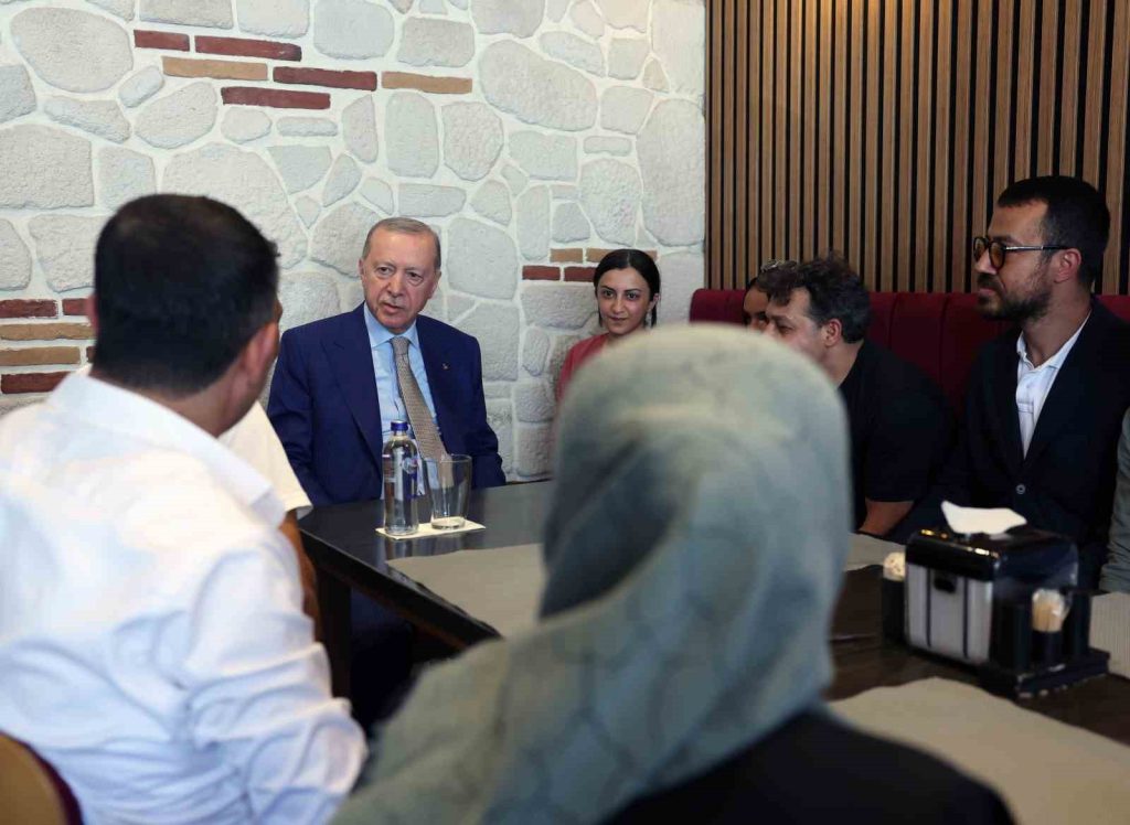 Cumhurbaşkanı Erdoğan, İstanbul’da esnafı ziyaret etti