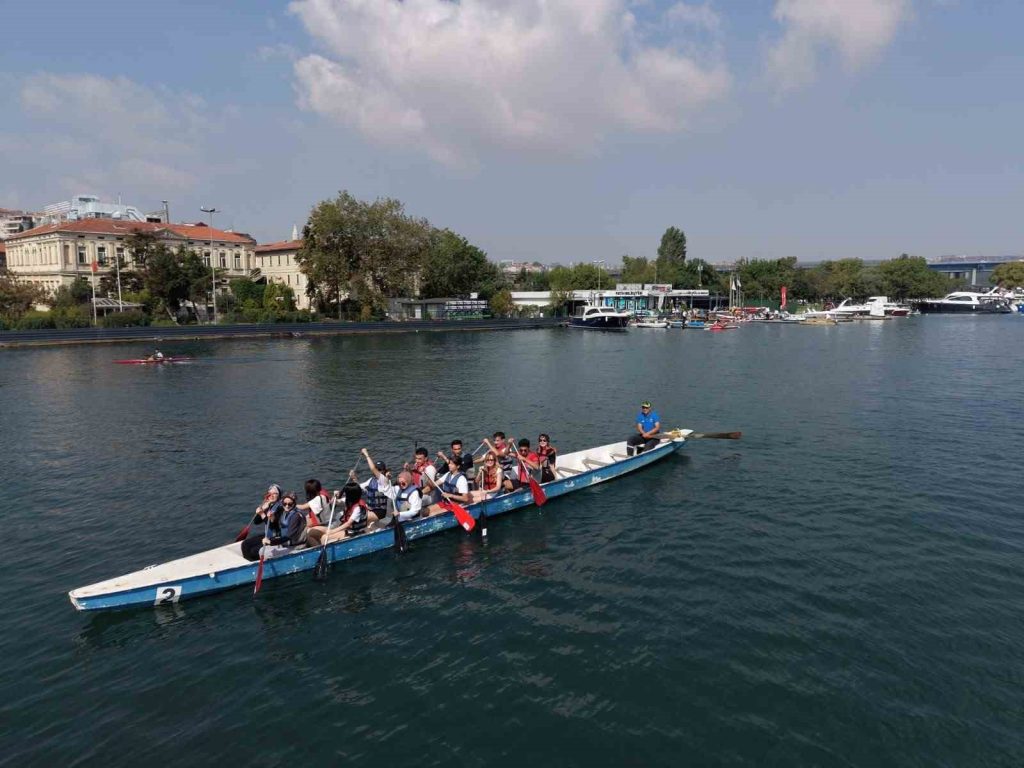 Düzceli gençler Haliç’te suya indi