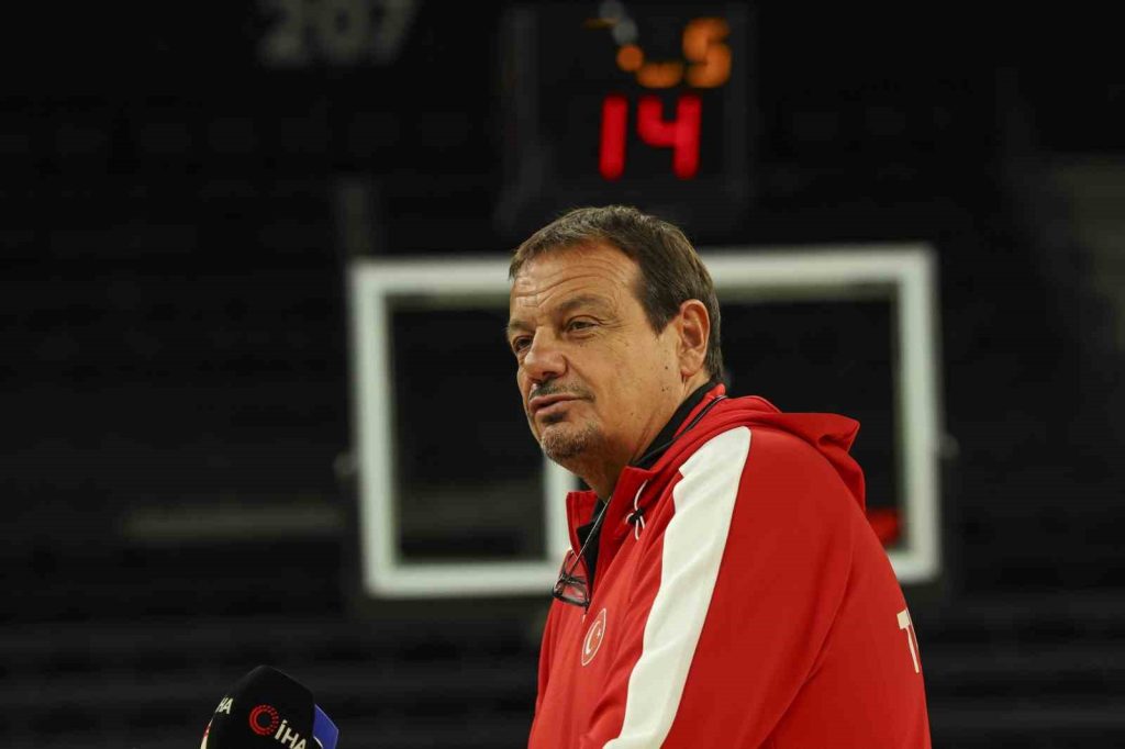 Ergin Ataman: “Dünya Kupası’na gitmeyi garantilememiz için en az 2 veya 3 galibiyet almamız gerekiyor”