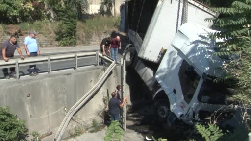 Esenler’de dereye uçan tır çıkarıldı