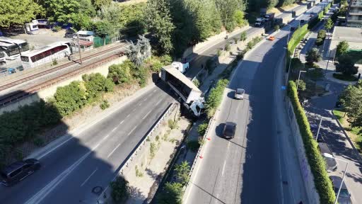 Esenler’de dereye uçan tır havadan görüntülendi
