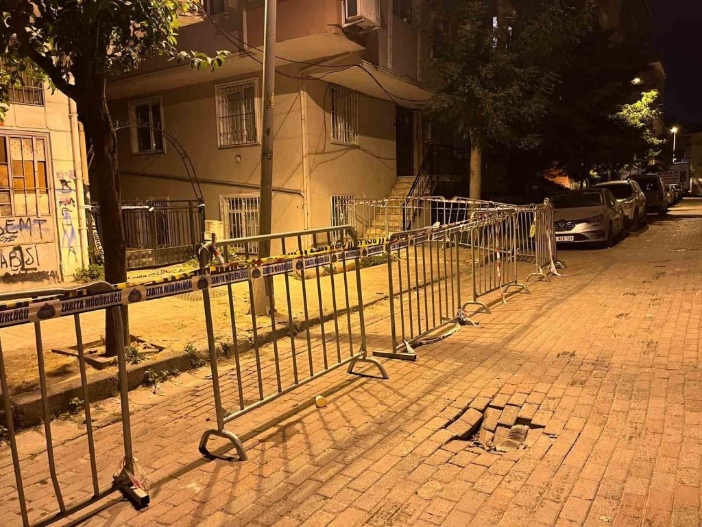 Güngören’de 5 katlı binanın balkonu çöktü: Binanın çevresi bariyerle kapatıldı