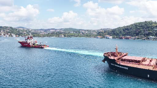 İstanbul Boğazı Liberya bayraklı kuru yük gemisi geçişi nedeniyle transit gemi geçişine kapatıldı