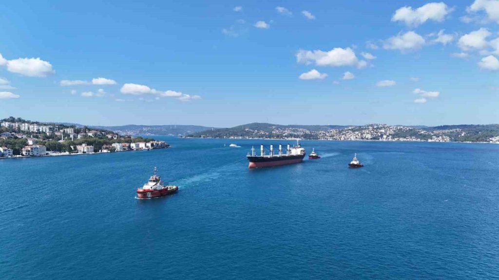 İstanbul Boğazı “M/V New Victory” gemisinin geçişi nedeniyle çift yönlü trafiğe kapatıldı