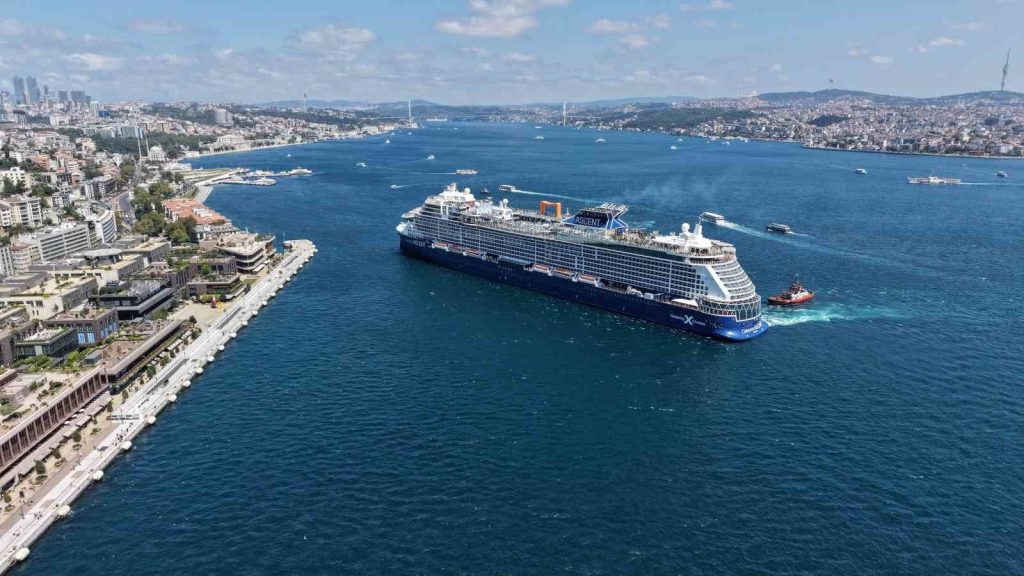İstanbul Boğazı’nda dev yolcu gemisi