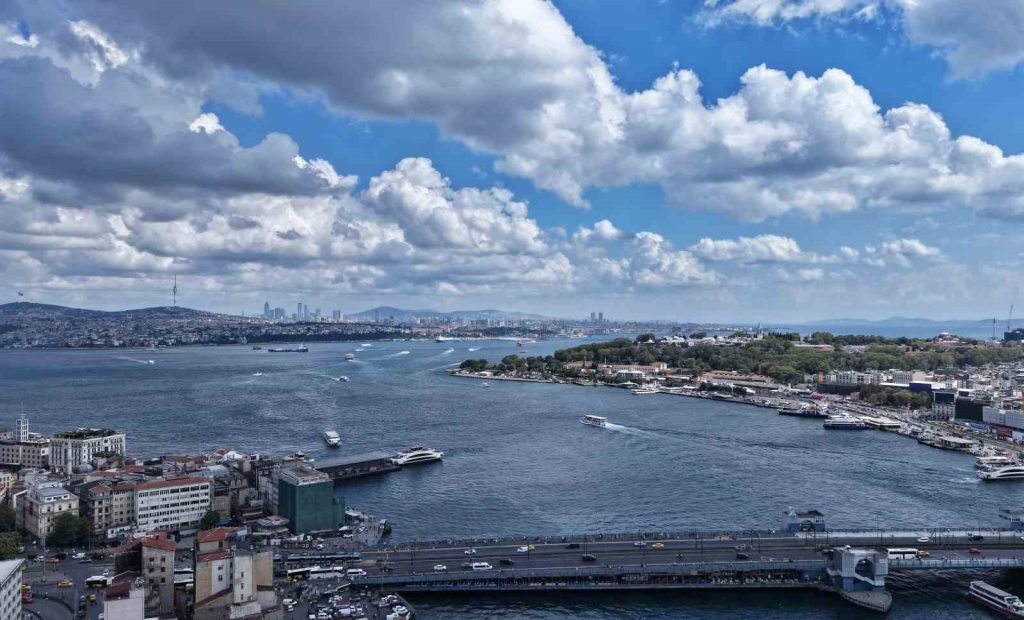 İstanbul’da gün boyu süren bulutların geçişi görüntülendi