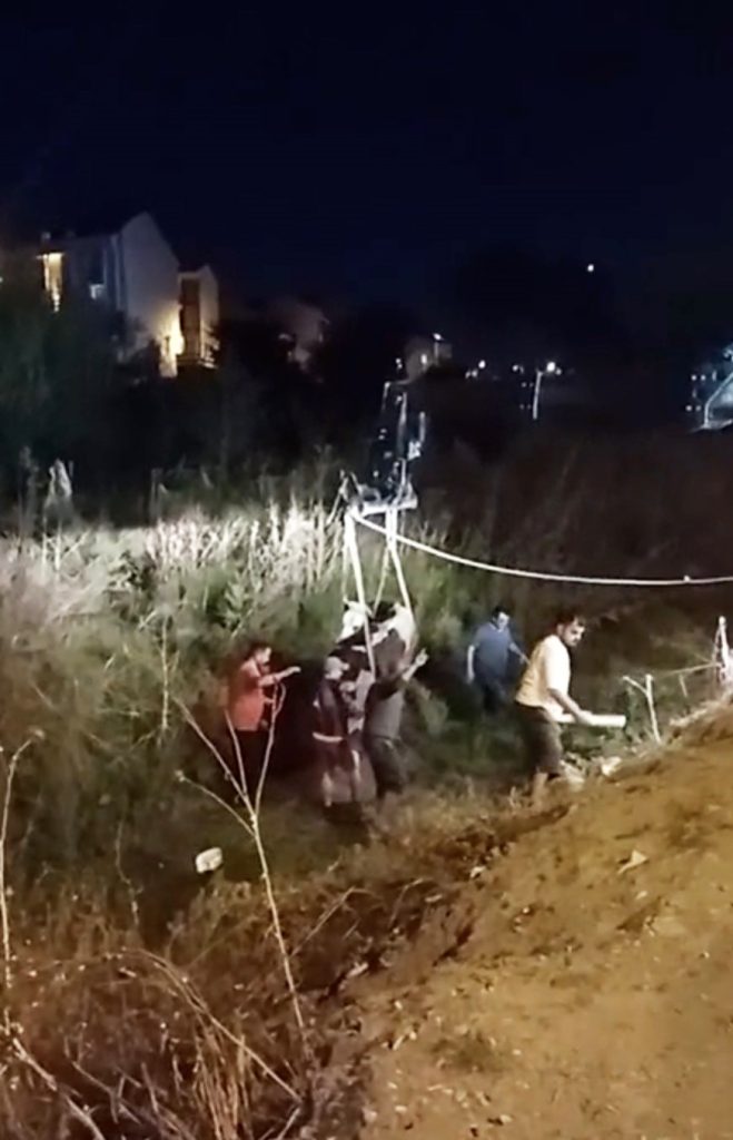 İstanbul’da iş makineli inek kurtarma operasyonu