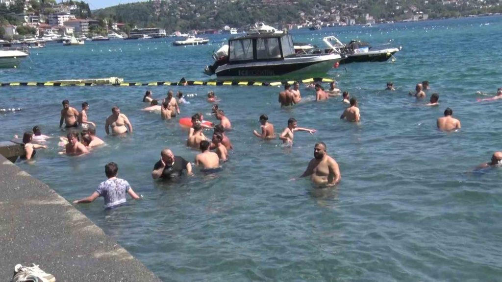 İstanbul’da sıcak hava dalgası bunalttı: Vatandaş kendini Boğaz’ın serin sularına bıraktı