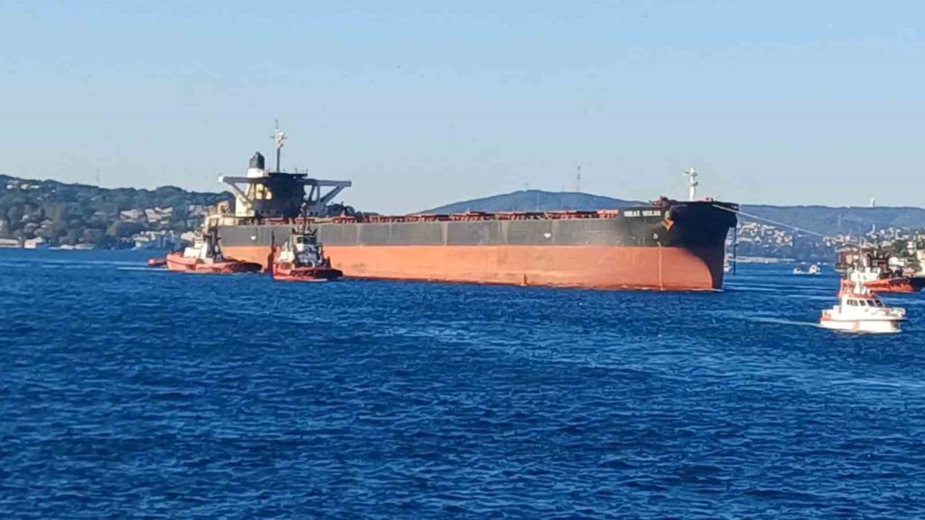 Kerç Boğazı’nda İHA saldırısına uğrayan gemi İstanbul Boğazı’ndan geçti