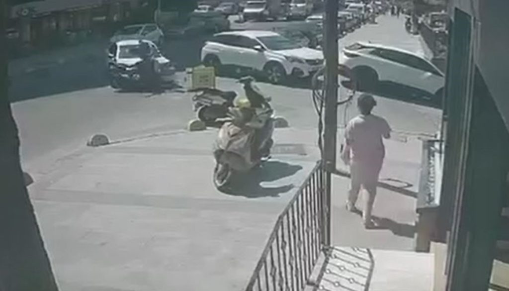 Küçükçekmece’de motosiklet ile otomobil çarpıştı: 1 kişi yaralandı