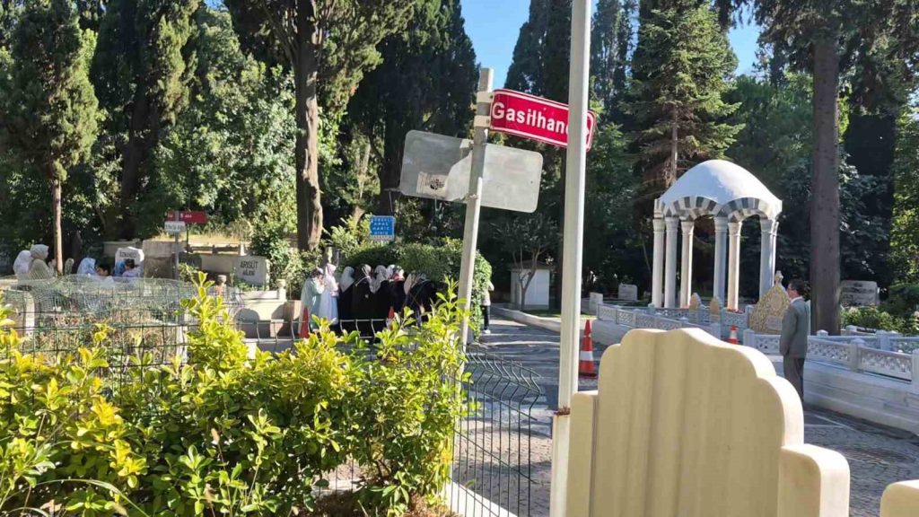 Mezarın açılacağını duyan cemaat mensupları Karacaahmet Mezarlığı’nda toplandı