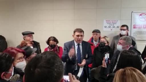 Sosyal medya hesabından paylaşılan video içeriklerinde sarfettiği sözleri ve ifadeleri nedeniyle hakkında savcılıkça soruşturma başlatılan Emekli Amiral Türker Ertürk, İstanbul Emniyet Müdürlüğü Güvenlik Şube ekiplerince gözaltına alındı