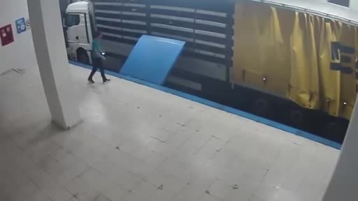 Suç örgütü şüphelisi tırın gizli bölmesinde yurt dışına kaçmaya çalışırken yakalandı