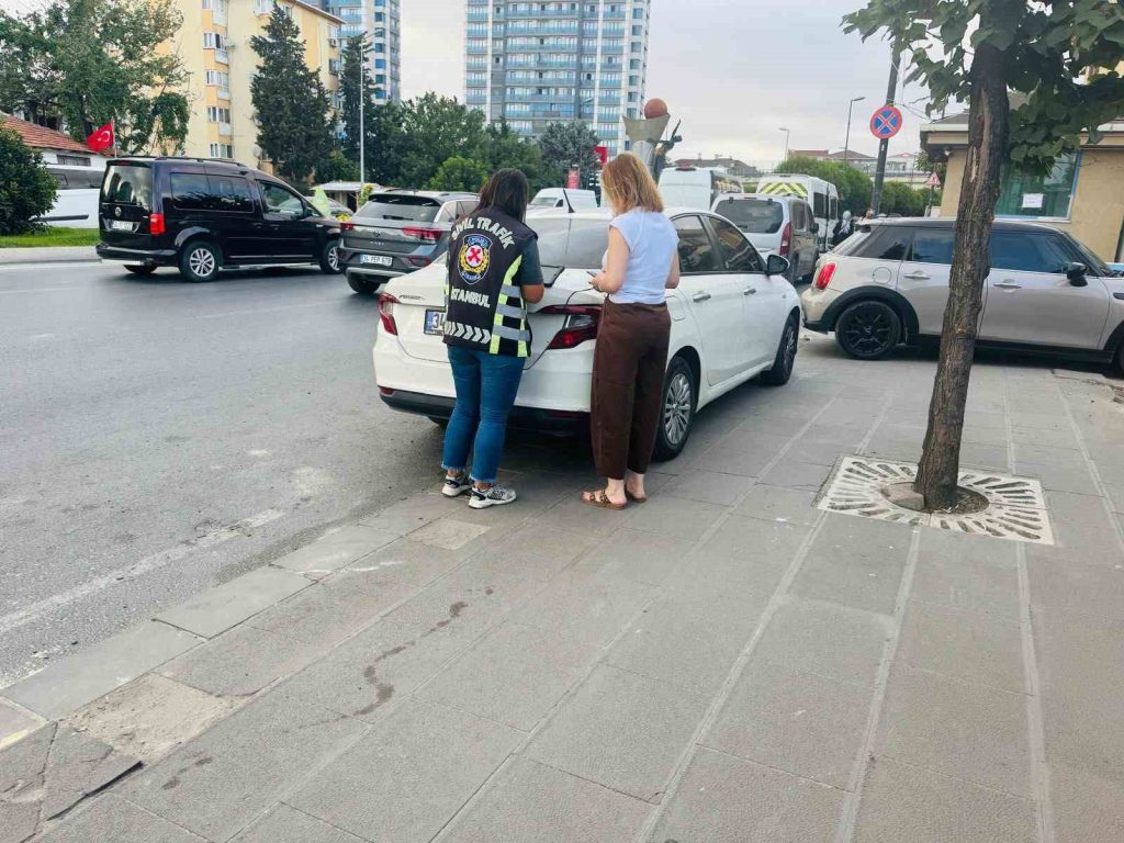 Tartıştığı sürücünün önünde ani fren yaparak gitmesini engelledi