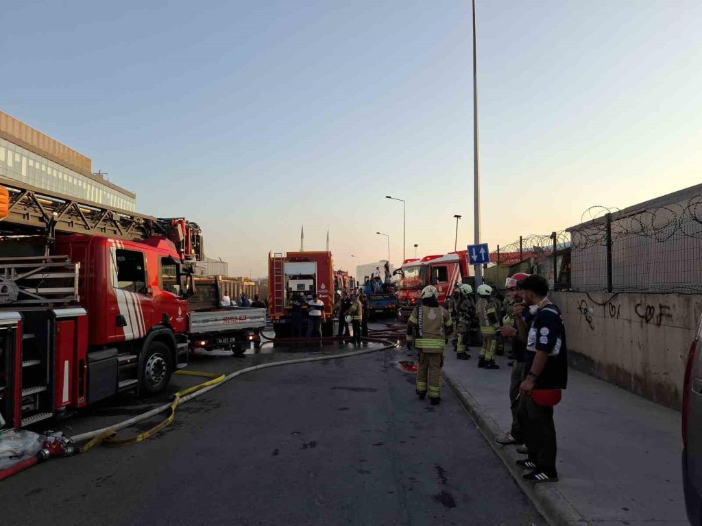 Tuzla’da seramik deposu ve teknelere sıçrayan yangın söndürüldü