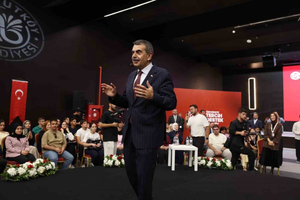 Üniversite adayları Arnavutköy’de geleceğin mesleklerini bakanlarla konuştu