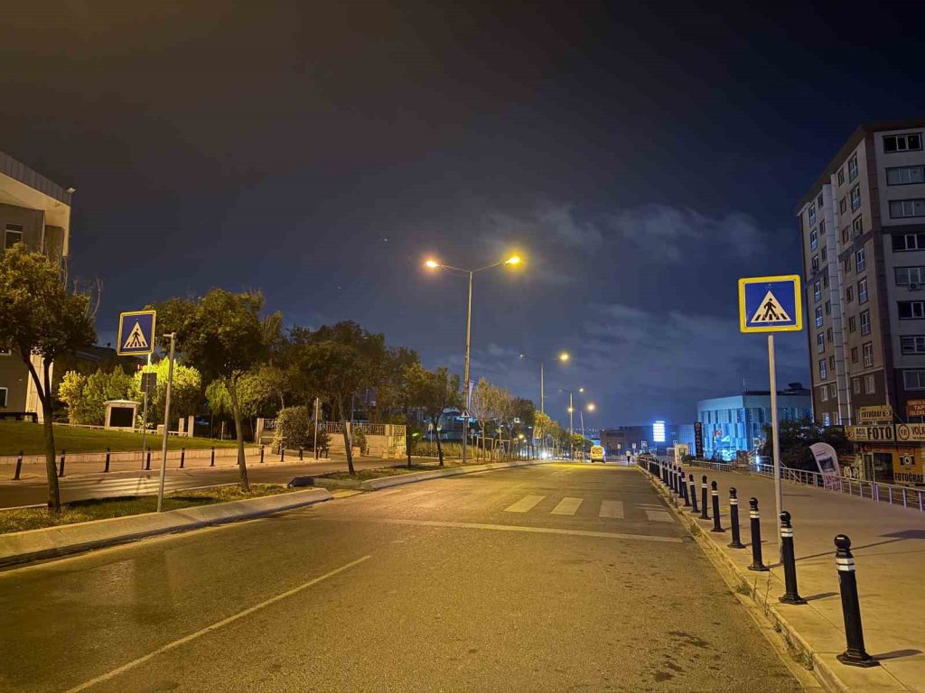 Yaya geçidinde servis minibüsünün çarptığı genç kız ağır yaralandı