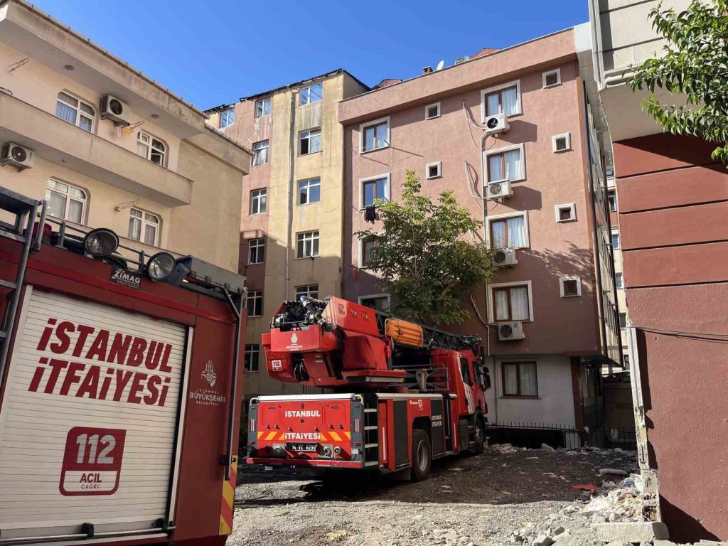 Bahçelievler’de kentsel dönüşüm kapsamında boşaltılan 7 katlı binanın çatısında yangın çıktı