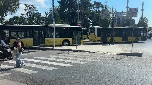 Beşiktaş’ta yaya geçidinde yol verme tartışması bıçaklı kavgaya dönüştü: Taksici gözaltına alındı