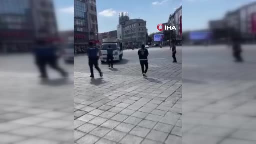 Esenler’de kendisine kesici aletle zarar veren şahıs, aracını polisin üzerine sürdü