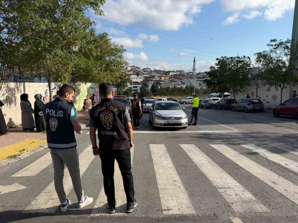 Esenyurt’ta polis ekiplerinde okul önlerinde dronlu denetim