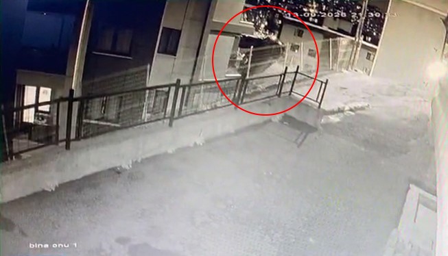 Eyüpsultan’da 3. kata çarpan aracın bahçeye düştüğü anlar görüntülendi