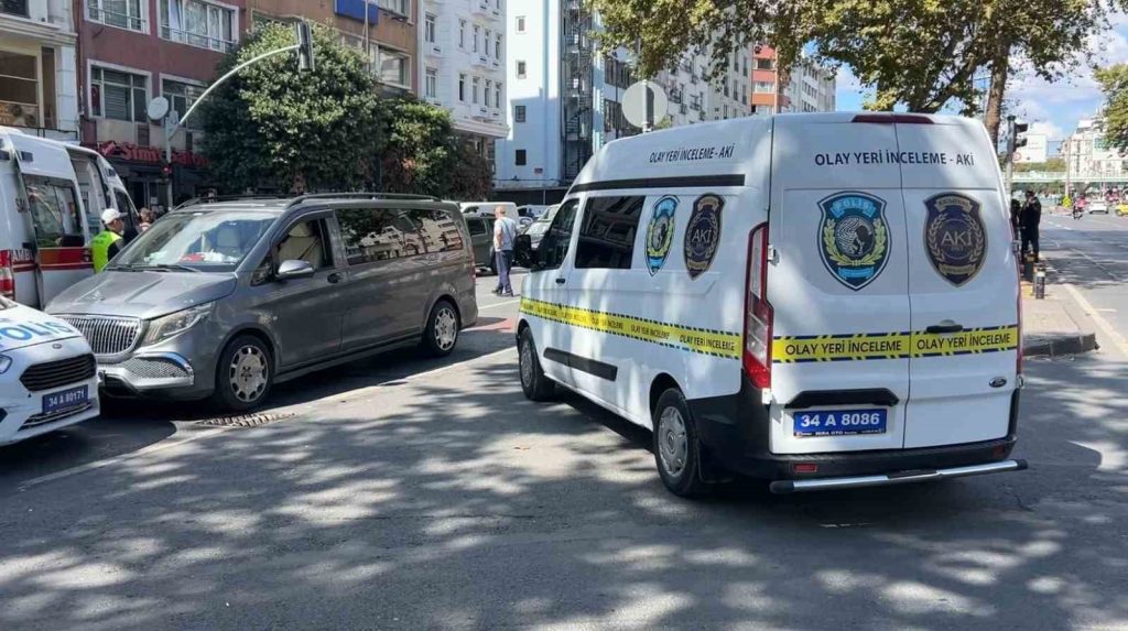 Fatih’te feci kaza: Yayalara yanan kırmızı ışığı dikkate almadan yolun karşısına geçince hayatından oldu