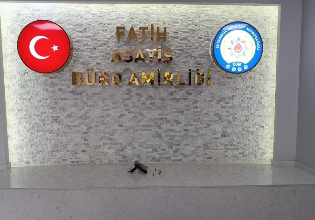 Fatih’te iş yerinin fotoğraflarını çekip, saldırı hazırlığı yapan 2 şüpheli yakalandı