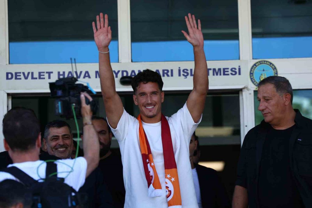 Galatasaray’ın yeni transferi Deniz Gül, İstanbul’a geldi