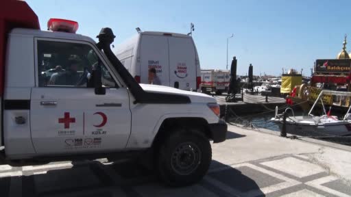 Gemi kazasında aranan personelin yakınları Silivri sahiline geldi