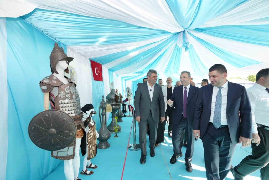 Hollywood’un çarıklarından Anadolu’nun bakırına uzanan el sanatları Pendik’te sergileniyor