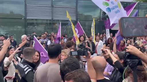 İstanbul Adalet Sarayı önünde arbede çıkaran bazı LGBT’liler gözaltına alındı