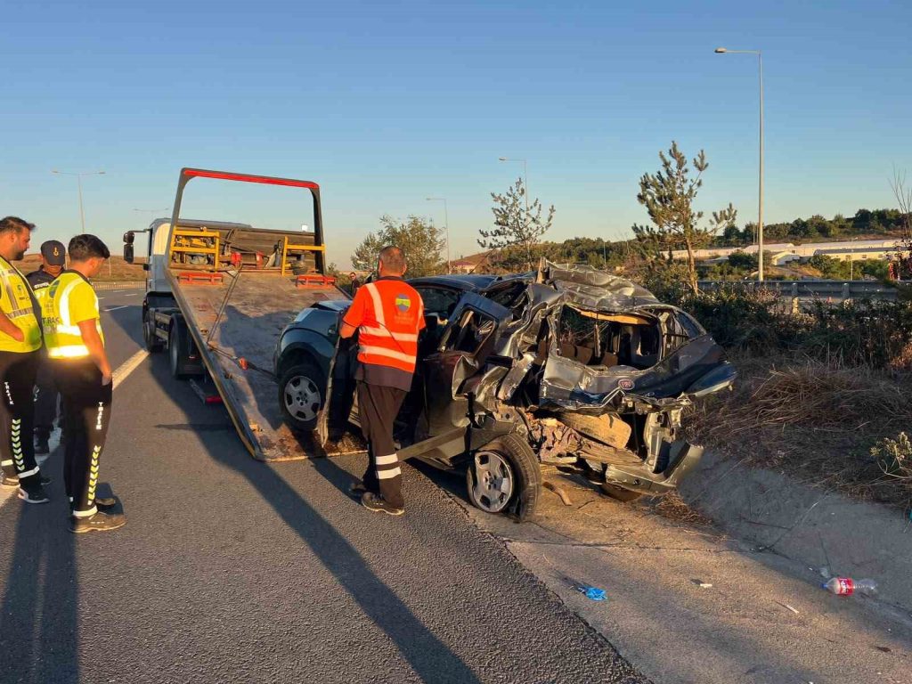 İstanbul Kuzey Marmara Otoyolu’nda seyir halindeki tır, hafif ticari araca çarptı : 6 yaralı