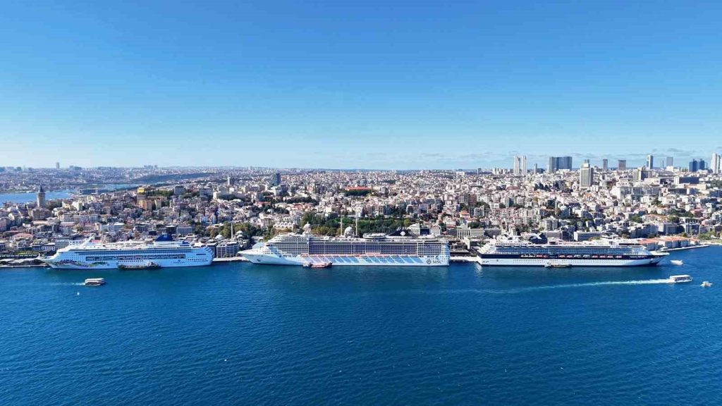 İstanbul siluetine eşlik eden 3 kruvaziyer havadan görüntülendi