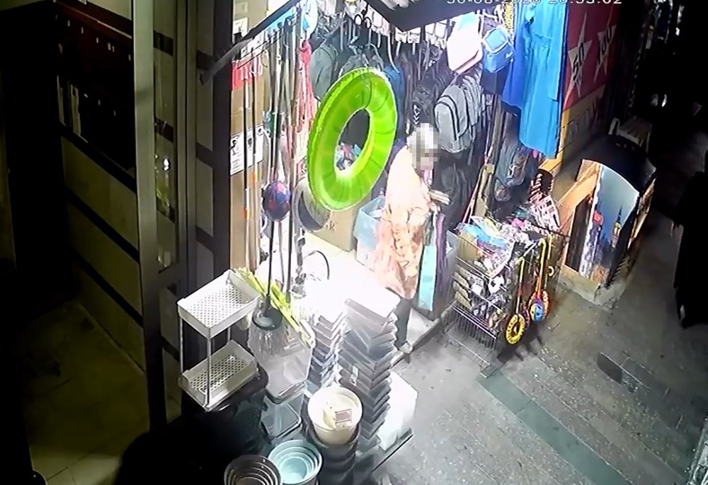 Kağıthane’de çanta çalan şüpheliyi esnafın dikkati yakalattı