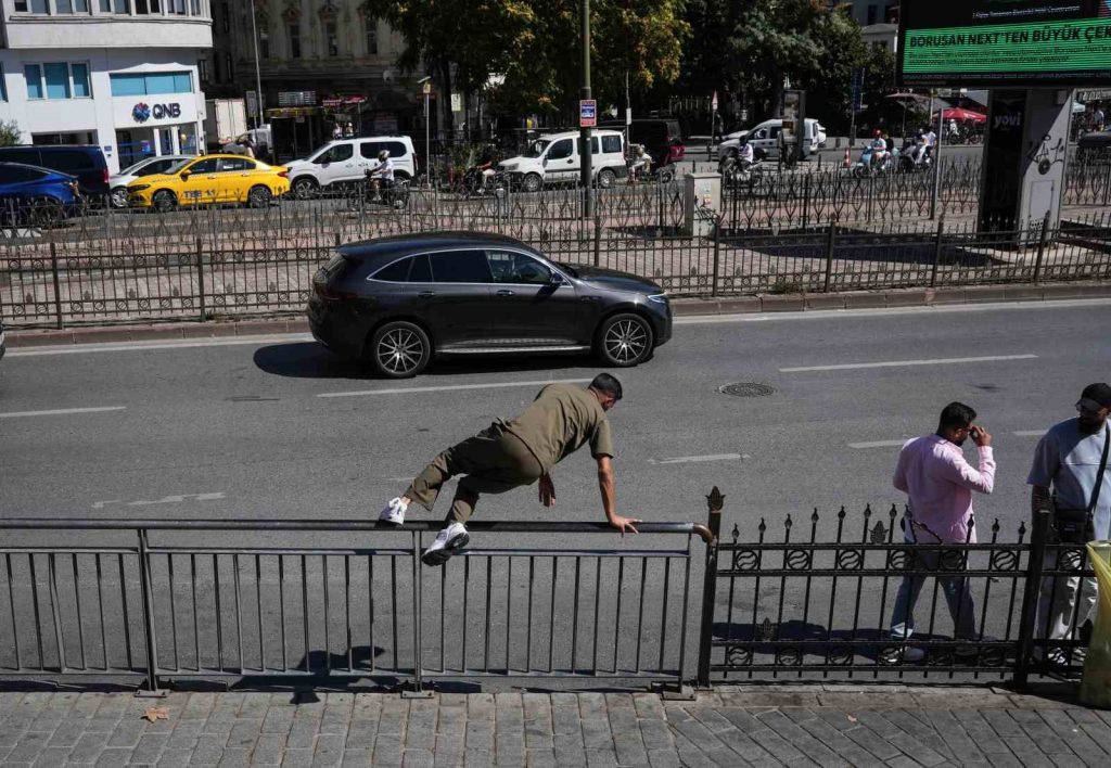 Karaköy’de yayaların bariyerlerle imtihanı, alt geçit var, kısa yol yok