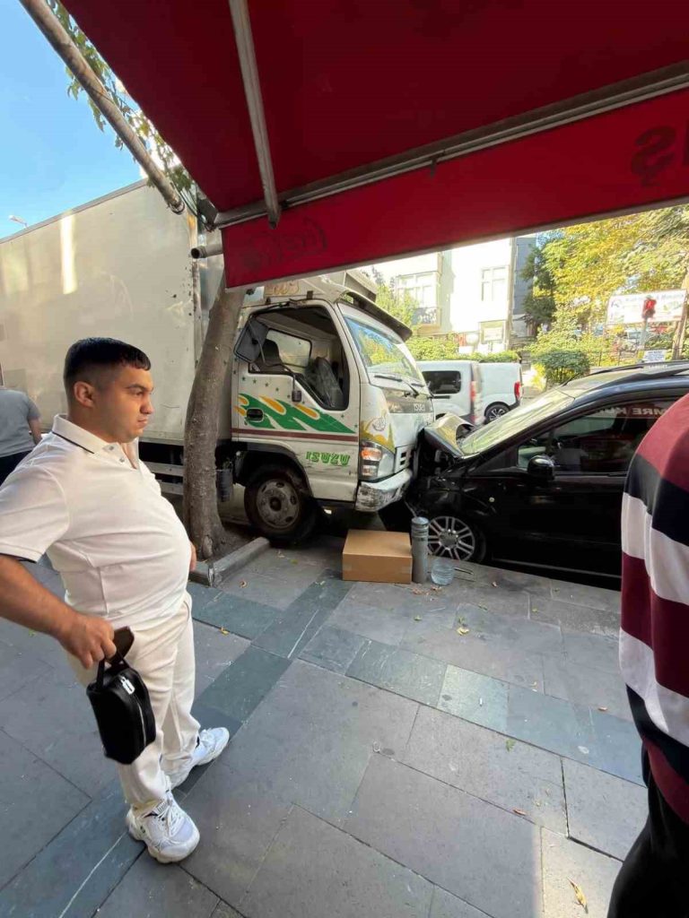 Küçükçekmece’de sürücüsüz kamyonet yokuş aşağı kayıp araçlara çarptı: O anlar kamerada