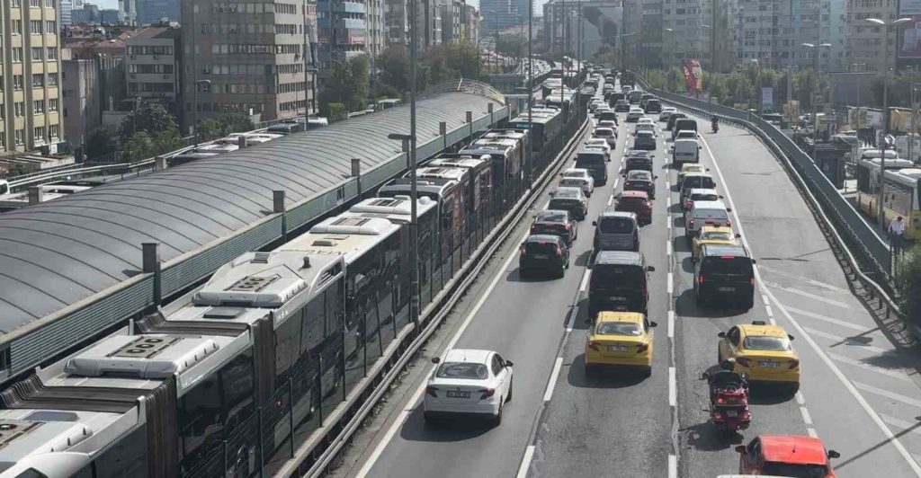 Mecidiyeköy’de arızalanan metrobüs yoğunluğa neden oldu