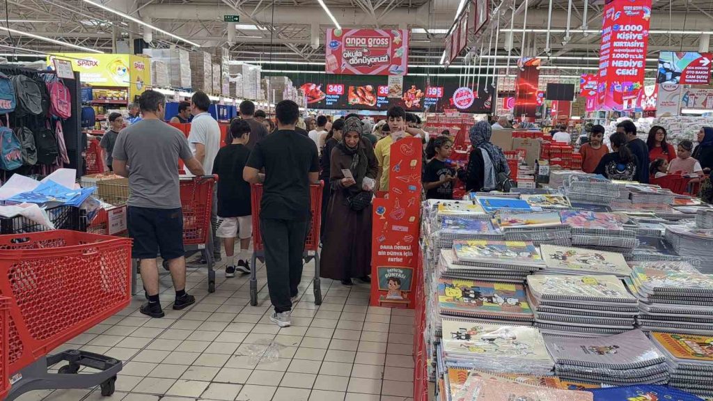Okulların açılmasına kısa süre kala velilerin kırtasiye telaşı başladı