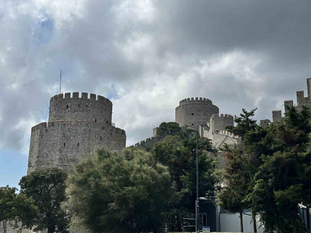 Rumeli Hisarı’ndaki bitmeyen restorasyona tepki: “90 günde yapıldı, 6,5 yıldır bitirilemiyor”