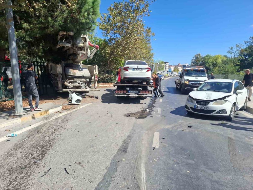 Sancaktepe’de beton pompa aracı karşı şeride geçerek 3 araca çarptı: 5 yaralı