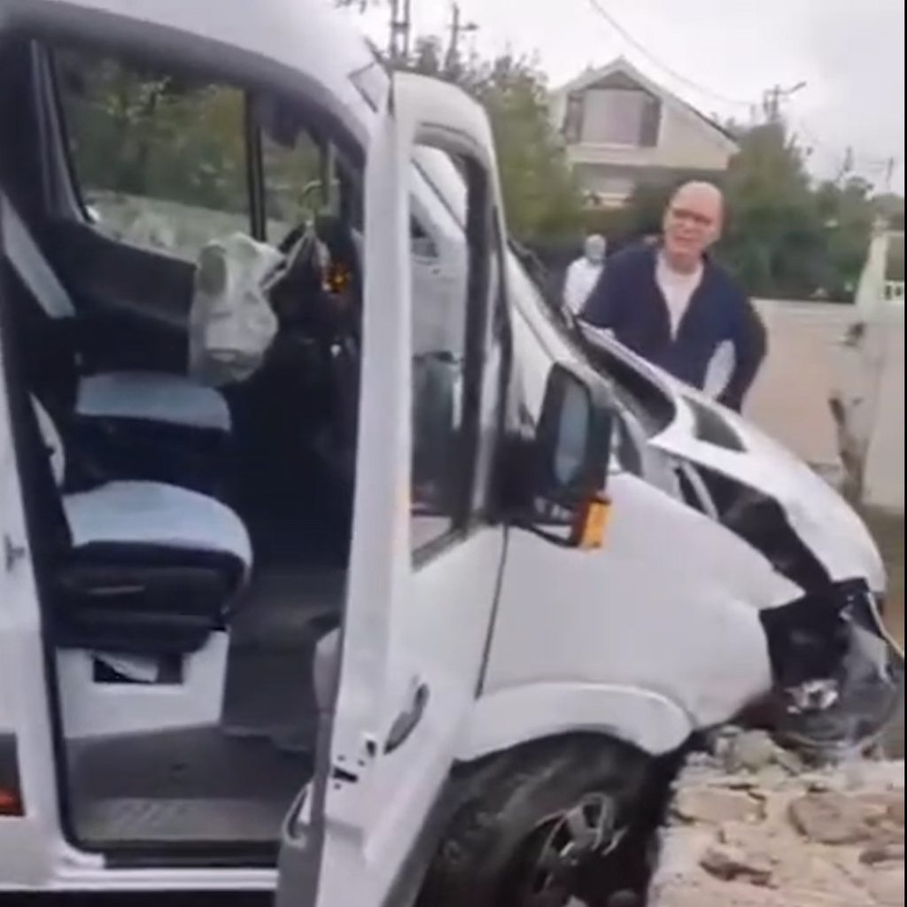 Sarıyer’de okul servisi duvara çarptı: 1 yaralı
