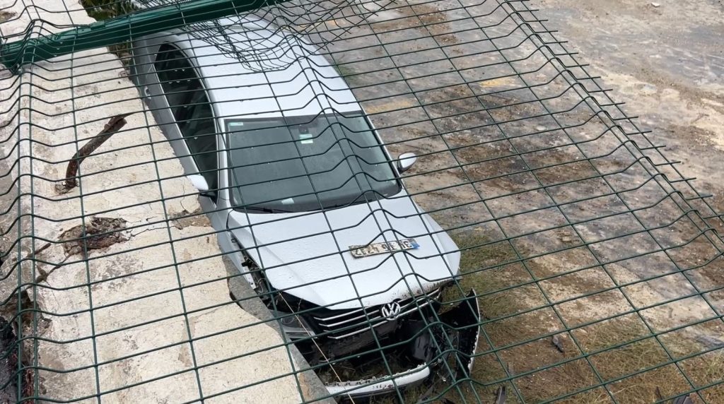 Zeytinburnu’nda Koç Üniversitesi Hastanesi’nin otoparkında aracını yanaştırırken aşağı düştü