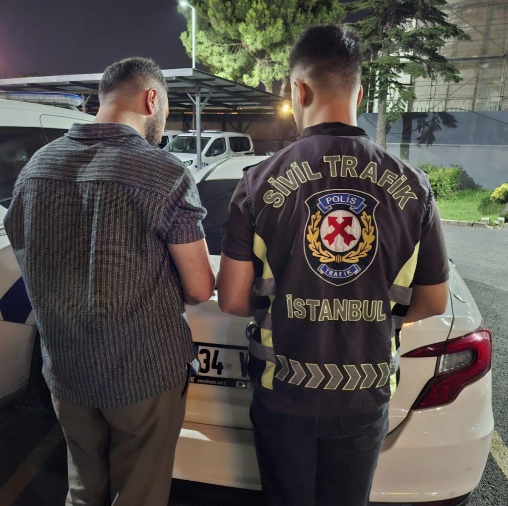 Zeytinburnu’nda yaya yolundan geçen adama saldıran sürücü yakalandı